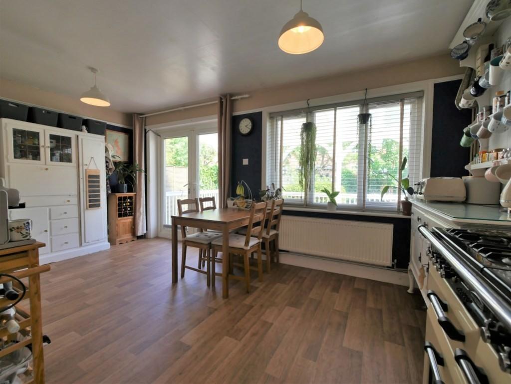 Kitchen dining2
