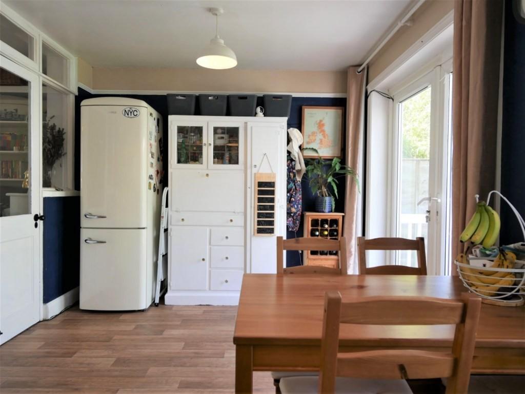 Kitchen dining3