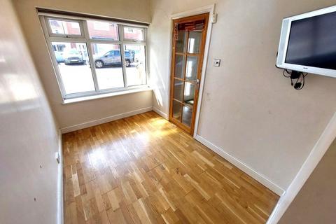 4 bedroom semi-detached house for sale, Sunnyfield Road, Prestwich, M25
