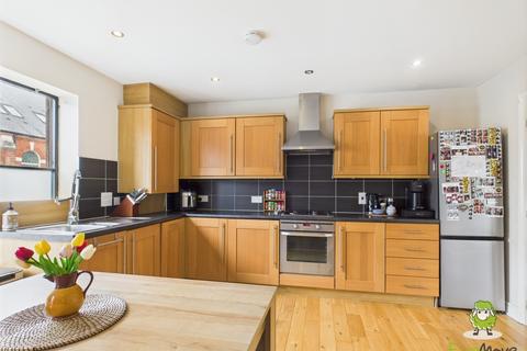 2 bedroom flat for sale, GREENLANDS ROAD, BASINGSTOKE, HAMPSHIRE, RG24