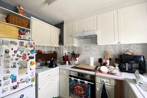 2 bedroom end of terrace house to rent, Oakfield Close, Potters Bar EN6