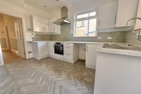 4 bedroom terraced house to rent, Pounds Park Road, Stunning Chain free 4 Bedroom Mid-Terraced Victorian home.