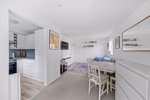 2 bedroom flat for sale, Cotswold Way, Worcester Park