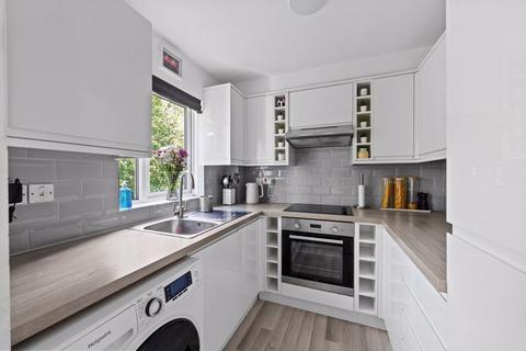 2 bedroom flat for sale, Cotswold Way, Worcester Park