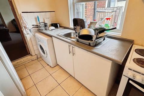 4 bedroom terraced house to rent, City Road, NG7