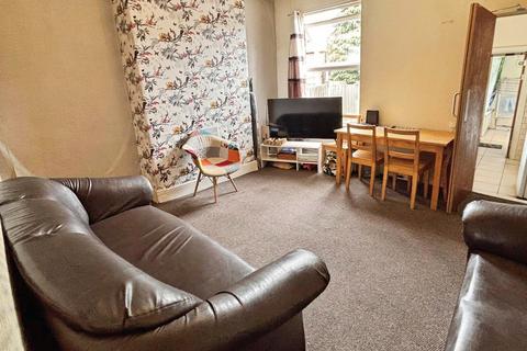 4 bedroom terraced house to rent, City Road, NG7