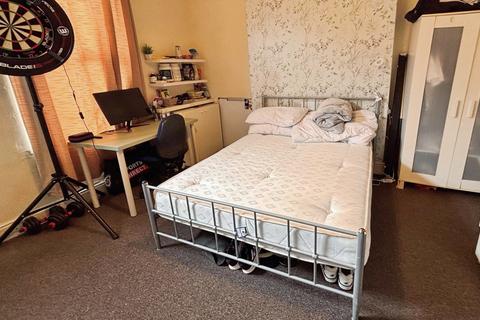 4 bedroom terraced house to rent, City Road, NG7