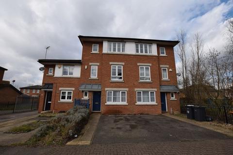 4 bedroom terraced house to rent, Acorn Way, Bedford
