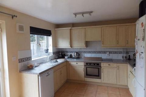 4 bedroom terraced house to rent, Acorn Way, Bedford