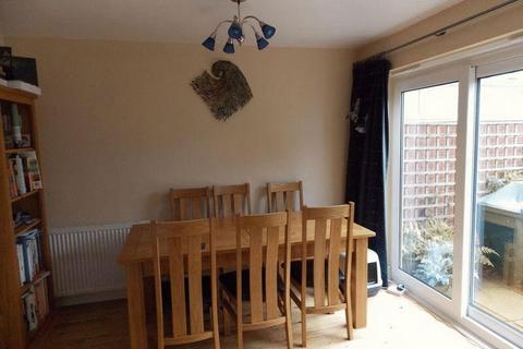 4 bedroom terraced house to rent, Acorn Way, Bedford