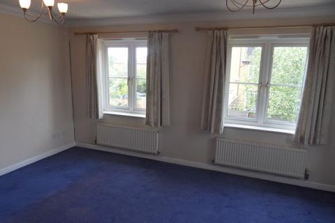 4 bedroom terraced house to rent, Acorn Way, Bedford