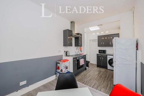 4 bedroom terraced house to rent, Percy Road, Southsea