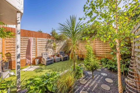 2 bedroom ground floor flat for sale, Lennox Mansions, Southsea