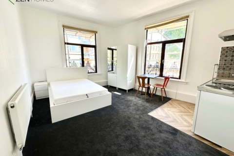 Studio to rent, London N5