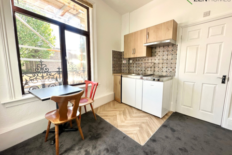 Studio to rent, London N5