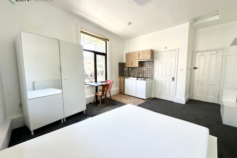 Studio to rent, London N5