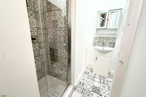 Studio to rent, London N5