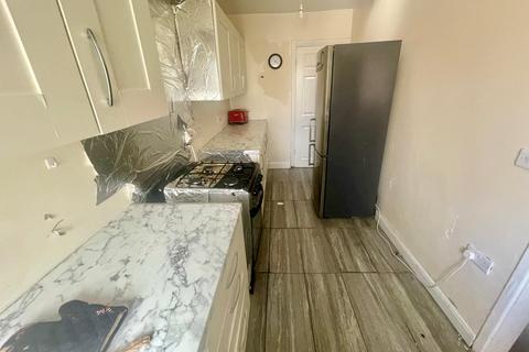 3 bedroom semi-detached house to rent, Sneinton Dale, Nottingham NG2