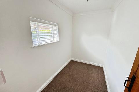 2 bedroom terraced house to rent, Oxford Road, Cleckheaton BD19