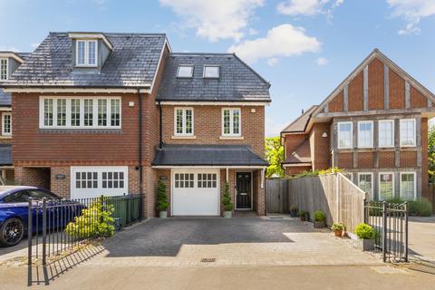 4 bedroom end of terrace house for sale, Queens Drive, Surrey KT7
