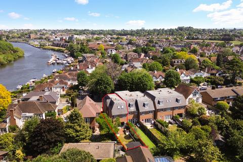 4 bedroom end of terrace house for sale, Queens Drive, Surrey KT7