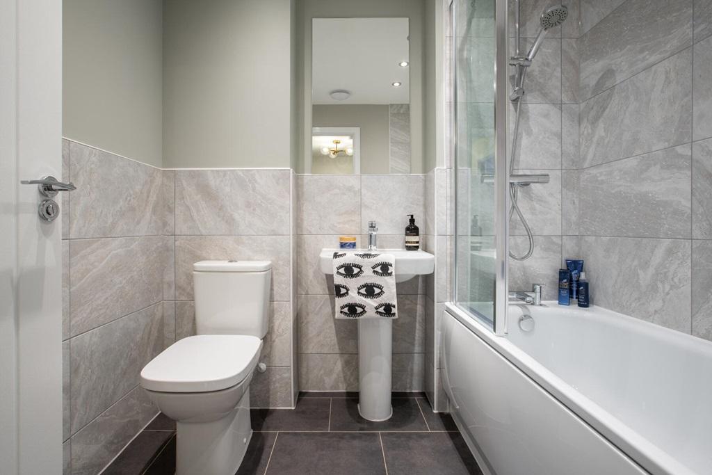 Main bathroom on the first floor