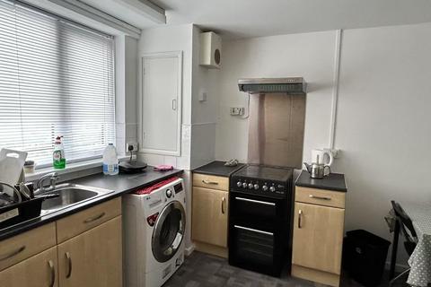 2 bedroom flat to rent, Powell Street