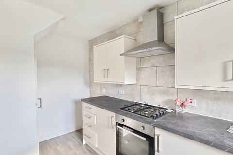 3 bedroom flat to rent, Headford Gardens