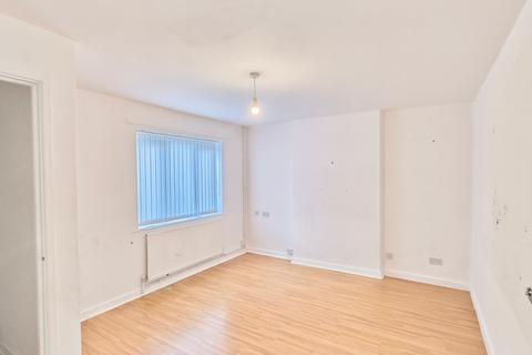 3 bedroom flat to rent, Headford Gardens