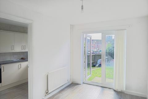 3 bedroom flat to rent, Headford Gardens