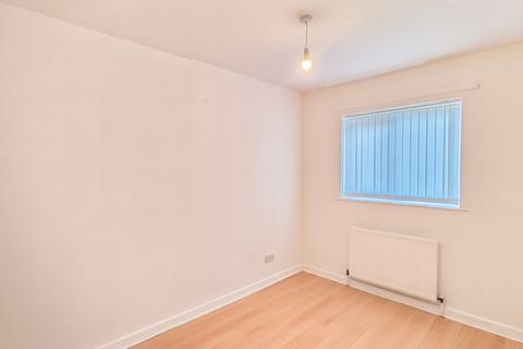 3 bedroom flat to rent, Headford Gardens