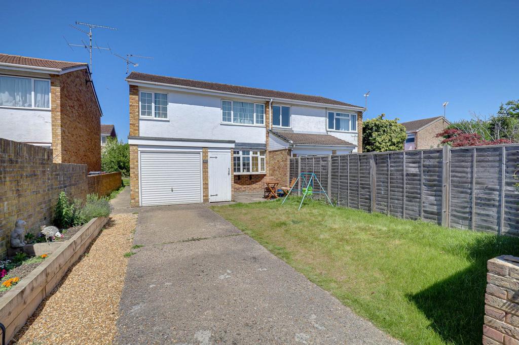 Howth Drive Hertford Close, Caversham Park Village 3 bed semi-detached house - £435,000