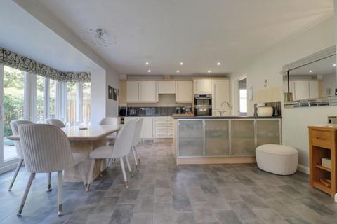 4 bedroom detached house for sale, Springfield Court, Roberttown,Liversedge, West Yorkshire, WF15