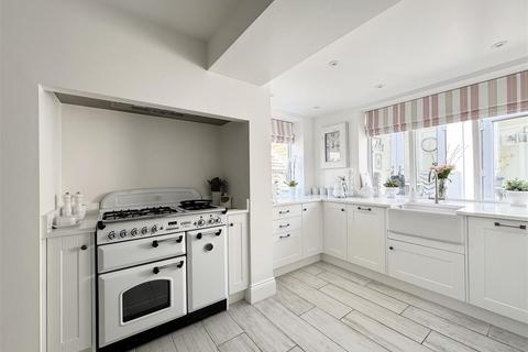 2 bedroom character property for sale, Towngate, Kirkburton, Huddersfield HD8 0QP
