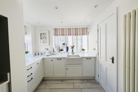 2 bedroom character property for sale, Towngate, Kirkburton, Huddersfield HD8 0QP