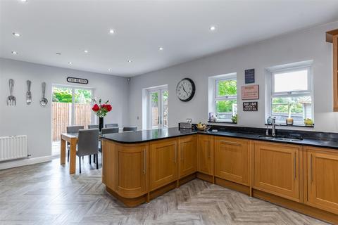 8 Boyes Crescent, London Colney, St Albans, AL2 1UB