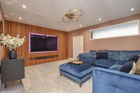 8 Boyes Crescent, London Colney, St Albans, AL2 1UB