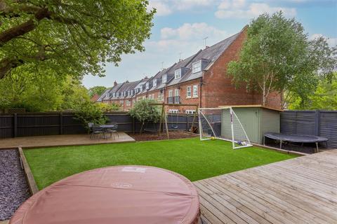 8 Boyes Crescent, London Colney, St Albans, AL2 1UB