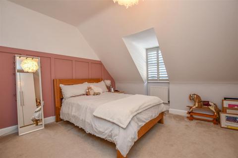 8 Boyes Crescent, London Colney, St Albans, AL2 1UB