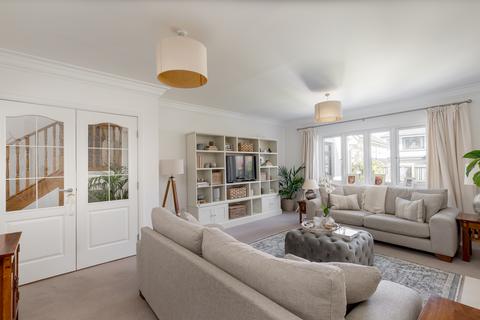 76 Craigs Road, Edinburgh, EH12 8NH
