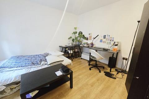 3 bedroom flat to rent, Criterion Mews,