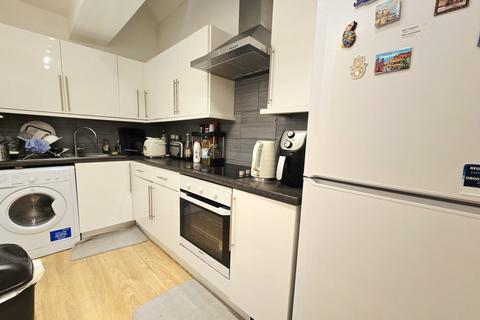 3 bedroom flat to rent, Criterion Mews,