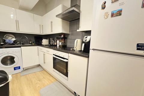 3 bedroom flat to rent, Criterion Mews,