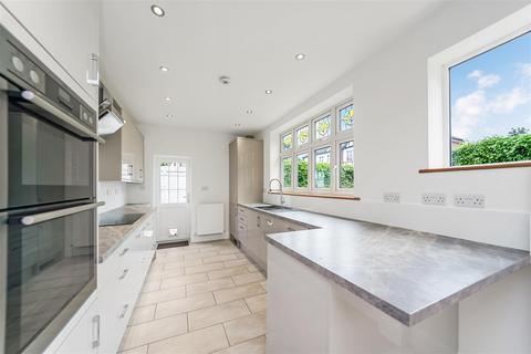8 Bosgrove, London, E4 6QT