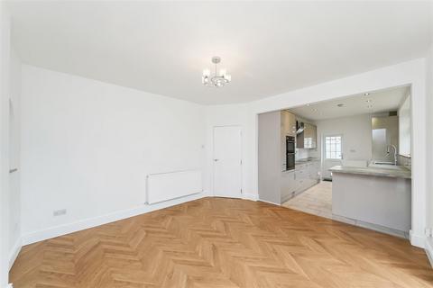 8 Bosgrove, London, E4 6QT