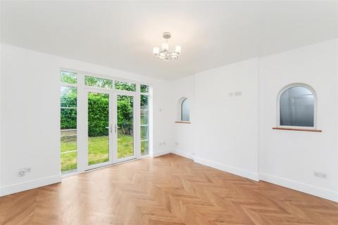 8 Bosgrove, London, E4 6QT