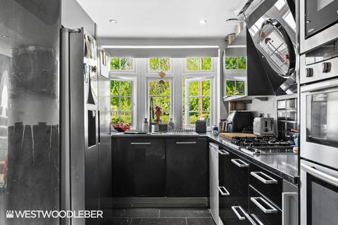 4 bedroom detached house for sale, Dobbs Weir Road, Hoddesdon EN11