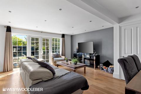 4 bedroom detached house for sale, Dobbs Weir Road, Hoddesdon EN11