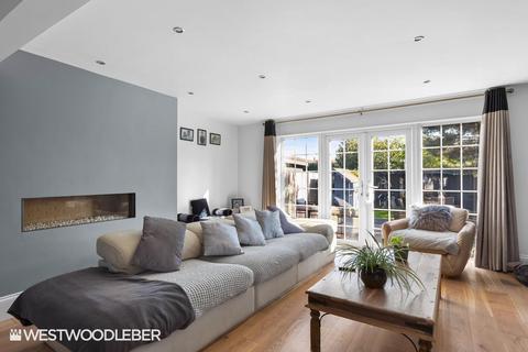 4 bedroom detached house for sale, Dobbs Weir Road, Hoddesdon EN11