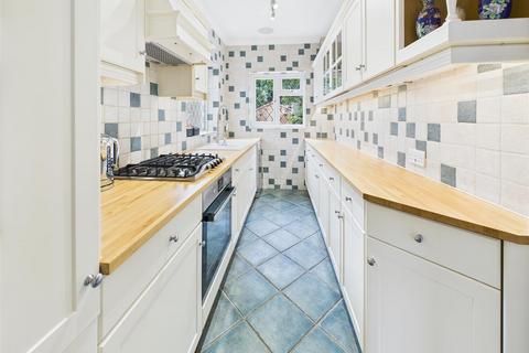 65 Court Avenue, Coulsdon, CR5 1HJ